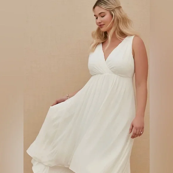 NWT Torrid SPECIAL OCCASION IVORY CHIFFON HI-LO DRESS: Size 22 - Picture 2 of 4